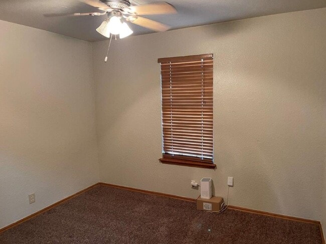 Building Photo - Large Covered Patio, Great neighborhood, w...