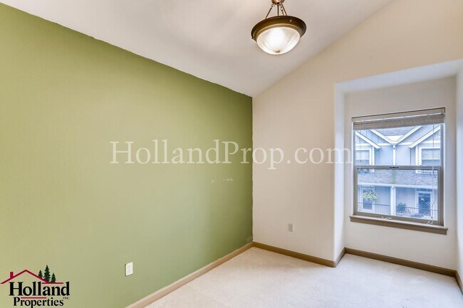 Building Photo - Pet free 3 bedroom Home with natural light...