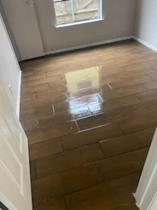 Building Photo - Large 3 bed 2 bath duplex