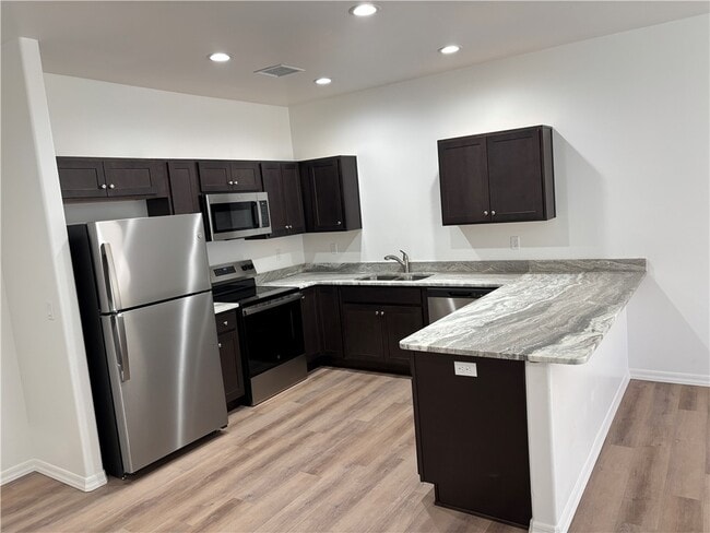 Building Photo - 2553 Sycamore Ave