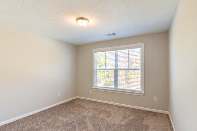 Building Photo - 811 Lillian Pk Dr