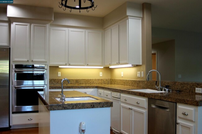 Building Photo - 600 Bourne Ct
