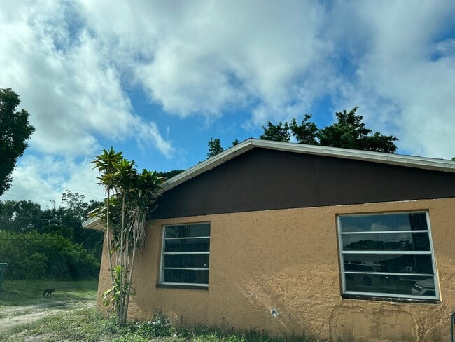 Building Photo - 2 bedroom 1 bath