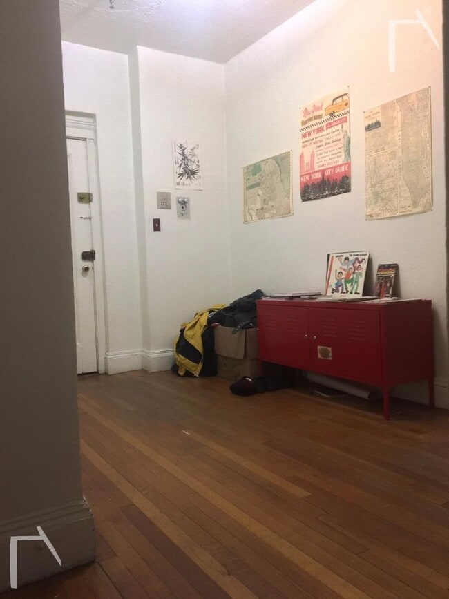 Building Photo - Brighton Studio close to T available 9/1