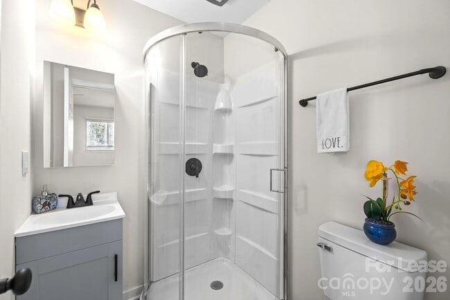 Building Photo - 801 Davenport St