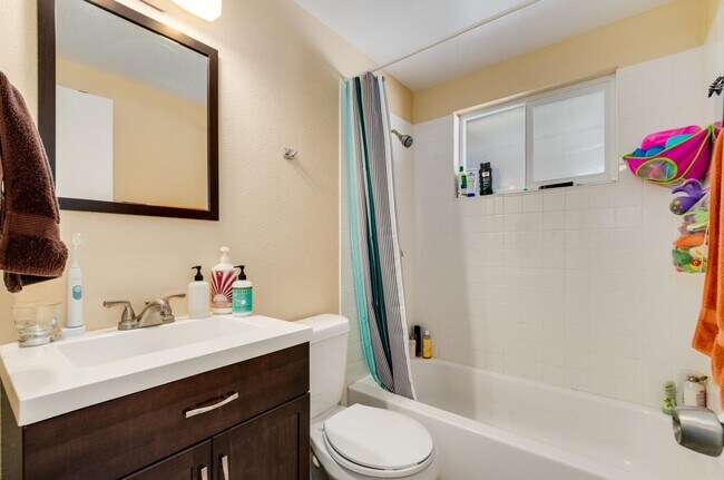 Building Photo - Roomy Sunnyside Duplex with Finished Basement in a Prime Location