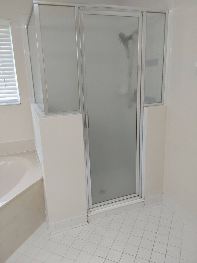 Building Photo - Beautiful 3 Bedroom + Den, 2 Bathroom Home...