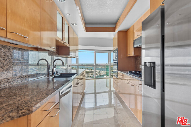 Building Photo - 13600 Marina Pointe Dr