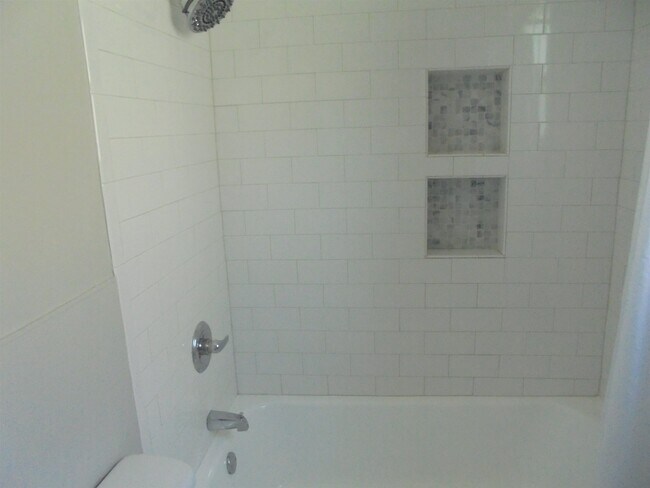 Building Photo - 1001 Tanglewood St