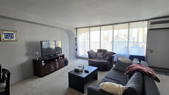 Building Photo - 300 N State St