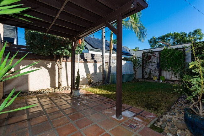 Building Photo - Charming Spanish in Kensington