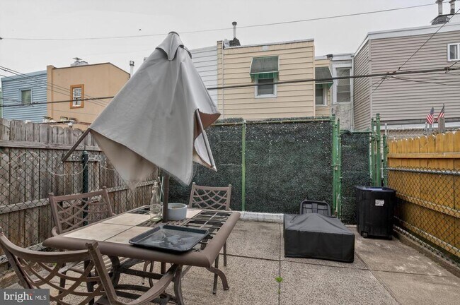 Building Photo - 3147 Edgemont St
