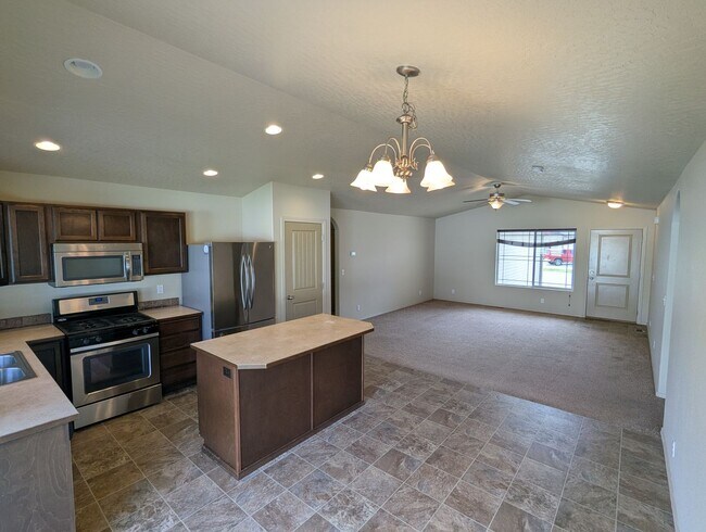 Building Photo - 7290 N Bandon Ln