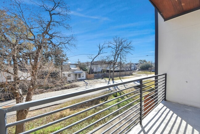 Building Photo - 602 W 28th St