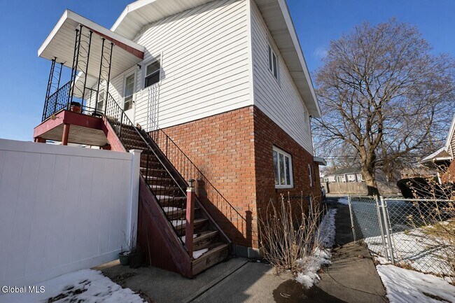 Building Photo - 113 Russell Rd