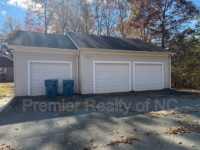 Building Photo - 201 Wandering Ln