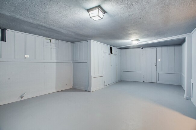 Building Photo - 1324 W Maine St