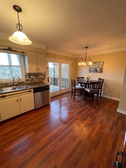 Building Photo - 348 River Rd