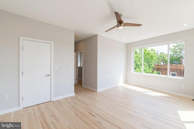 Building Photo - 1351 S Myrtlewood St
