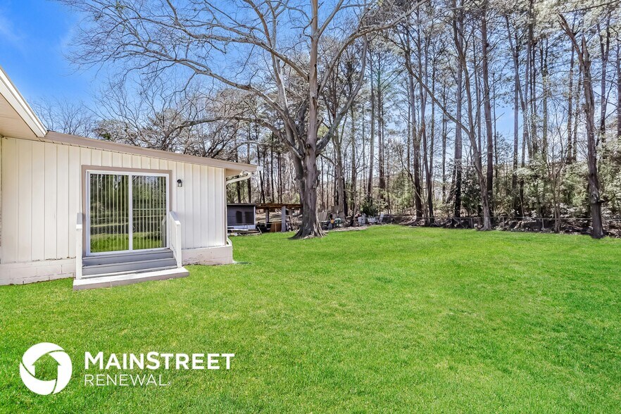 Building Photo - 634 Roxbury Dr