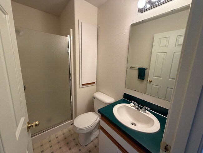 Building Photo - 3 Bedroom 2 bath Duplex