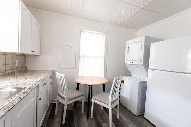 Building Photo - Atlanta Home, a 4 minute walk to bus stop Willingham Dr @ Colville Ave