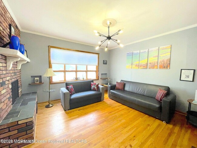 Building Photo - 137 Oakland St