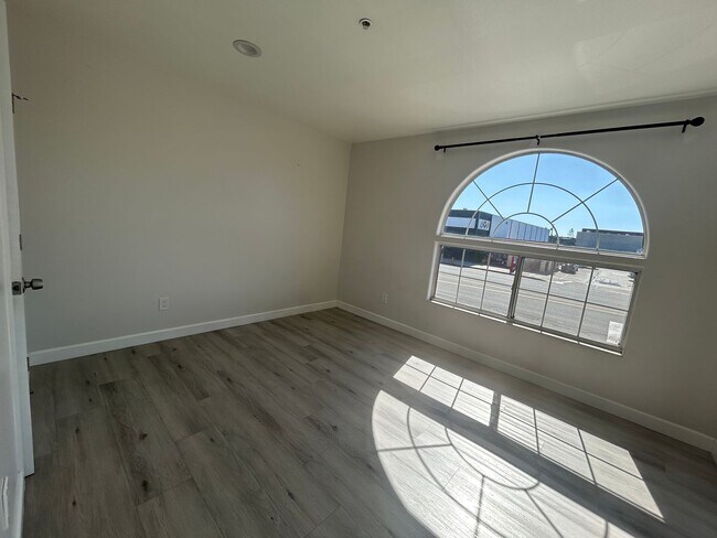 Building Photo - Newly Renovated 3 Bed / 2.5 Bath Apartment...