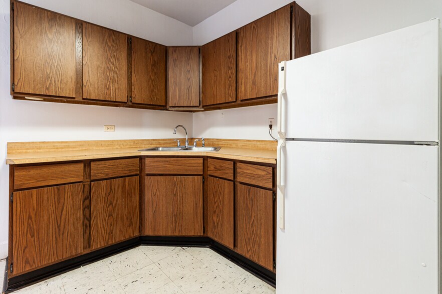 Building Photo - 3519 N Racine Ave