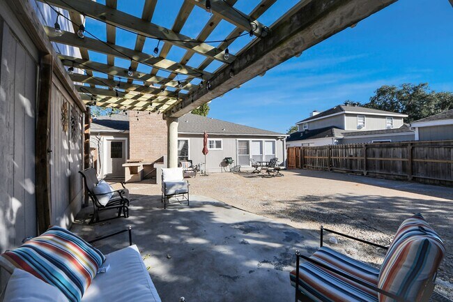 Building Photo - 15715 Creekhaven Dr