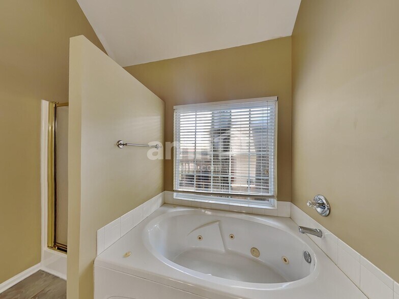 Building Photo - 5105 Bay Overlook Dr