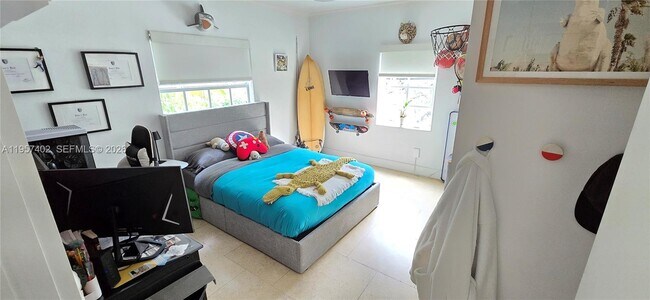 Building Photo - 932 15th St