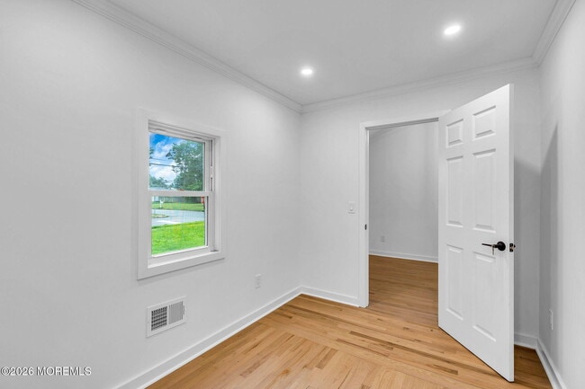 Building Photo - 20 Oak Hill Dr