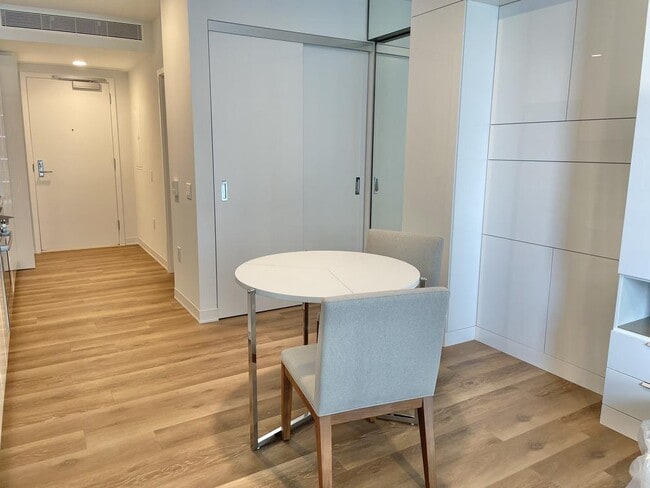 Building Photo - 987 Queen St