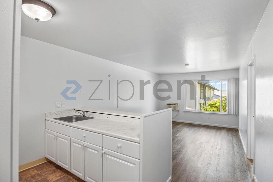 Building Photo - Unit 206