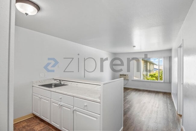 Building Photo - Unit 206