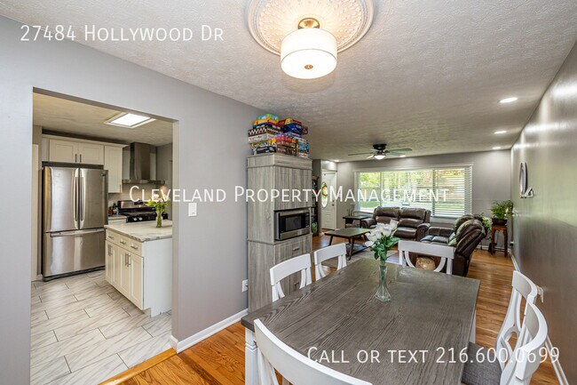 Building Photo - 27484 Hollywood Dr