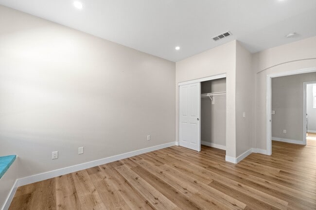 Building Photo - 9204 S Nobel Way