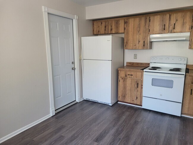 Building Photo - FOR RENT!! CUTE AND COZY 2 BED 1.5 BATH WITH GARAGE (MOVE IN SPECIAL)...