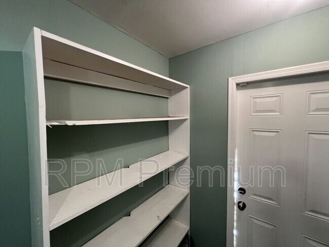 Building Photo - 207 Sinbad St