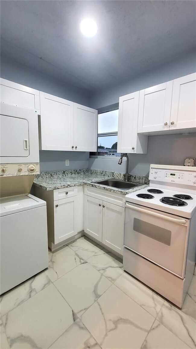 Building Photo - 8613 Beekman Dr