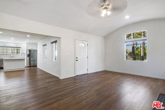 Building Photo - 328 S Sycamore Ave