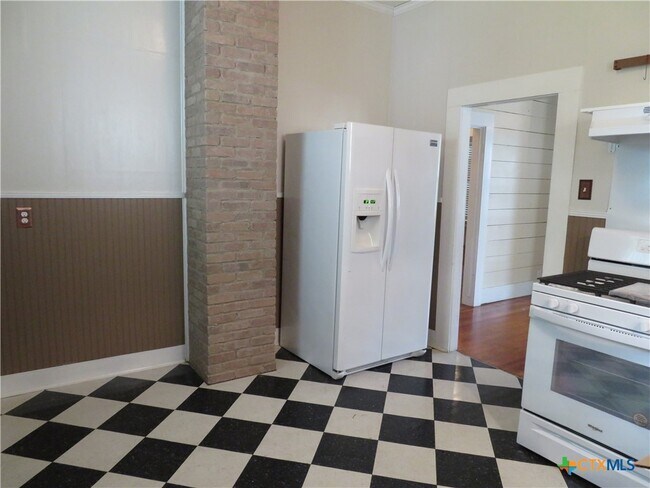 Building Photo - 610 E Krezdorn St