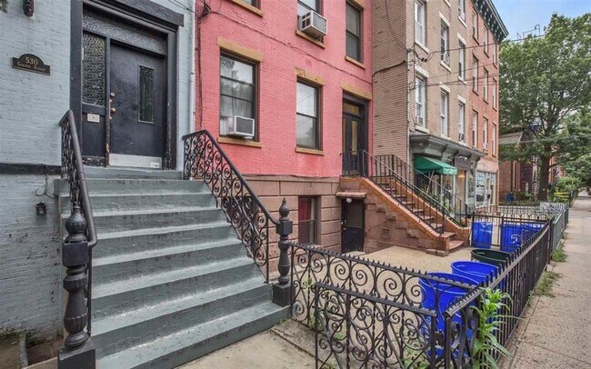 Building Photo - 530 Garden St