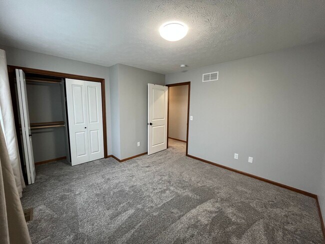 Building Photo - 7825 Yankee Woods Dr