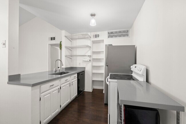 Building Photo - 3500 Tangle Brush Dr