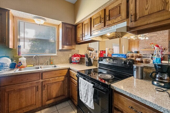 Building Photo - Quiet Cedar Hill Duplex on a Cul-d-sac
