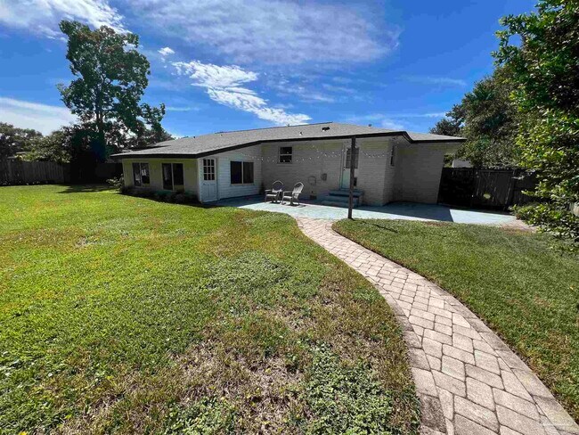 Building Photo - 320 Gamarra Rd