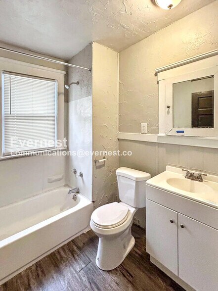 Building Photo - 10911 Hathaway Ave