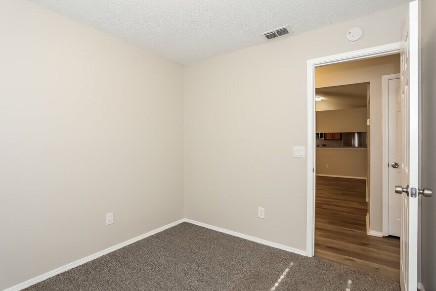 Building Photo - 12755 Serenade Cir N